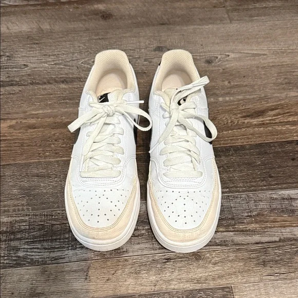 Nike Cream and Black Low-Top Sneakers - Picture 2 of 7